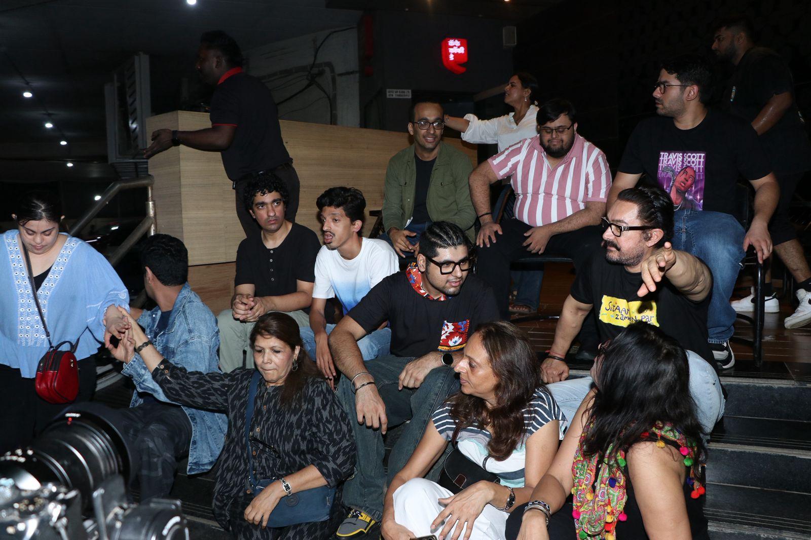 <p>Aamir Khan was seen posing with all the new actors, the cast of his film Sitaare Zameen Par at an event in the city.</p>